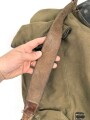 Rucksack für Gebirgstruppen der Wehrmacht, getragenes Stück mit Reichsbetriebsnummer. Die Lederriemen zum Teil angetrocknet