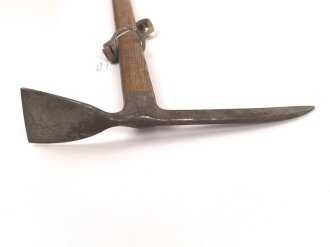 Eispickel für Angehörige der Gebirgstruppe. Gestempelt " Akadem. Pickel Fralling Fulpmes" "Meister"  vermutlich Eigentumstück, gebraucht