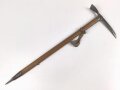 Eispickel für Angehörige der Gebirgstruppe. Gestempelt " Akadem. Pickel Fralling Fulpmes" "Meister"  vermutlich Eigentumstück, gebraucht