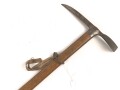 Eispickel für Angehörige der Gebirgstruppe. Gestempelt " Akadem. Pickel Fralling Fulpmes" "Meister"  vermutlich Eigentumstück, gebraucht