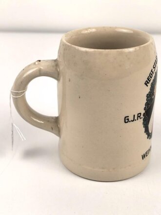 Erinnerungskrug eines Angehörigen im " Regt.Stab Musik Nachr. Zug Gebirgsjäger Regiment 6" Weihnachten 1936. Ungereinigtes Stück in gutem Zustand