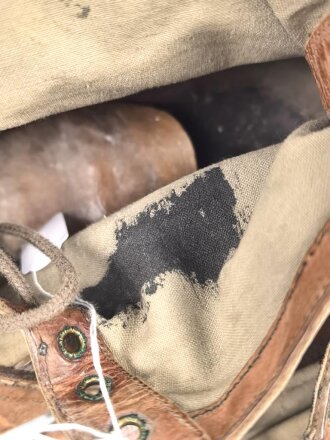 Gebirgsjäger, Paar Kletterschuhe. Eine Zunge mit italienischen ? Hersteller, die andere fehlt leider. Getragenes Paar, selten