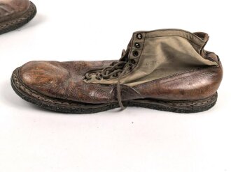 Gebirgsjäger, Paar Kletterschuhe. Eine Zunge mit italienischen ? Hersteller, die andere fehlt leider. Getragenes Paar, selten