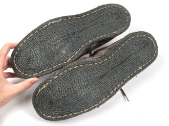 Gebirgsjäger, Paar Kletterschuhe. Eine Zunge mit italienischen ? Hersteller, die andere fehlt leider. Getragenes Paar, selten