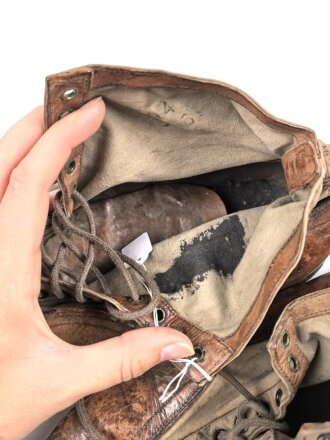 Gebirgsjäger, Paar Kletterschuhe. Eine Zunge mit italienischen ? Hersteller, die andere fehlt leider. Getragenes Paar, selten
