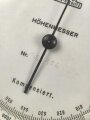 Höhenmesser für Gebirgstruppe der Wehrmacht. Hersteller Fuess Berlin. Sehr guter Gesamtzustand, datiert 1937, in zugehöriger Tasche