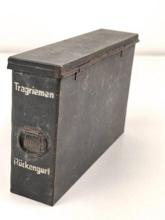Gebirgsjäger Trageriemen Rückengurt im Kasten, Originallack, gehört in den Gebirgssanitätskasten