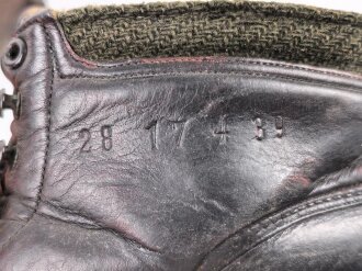 Paar Bergschuhe für Gebirgsjäger der Wehrmacht. Ungewöhnliche Ausführung, vermutlich Eigentumstücke. Getragenes Paar, Sohlenlänge knapp 30cm