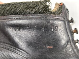 Paar Bergschuhe für Gebirgsjäger der Wehrmacht. Ungewöhnliche Ausführung, vermutlich Eigentumstücke. Getragenes Paar, Sohlenlänge knapp 30cm