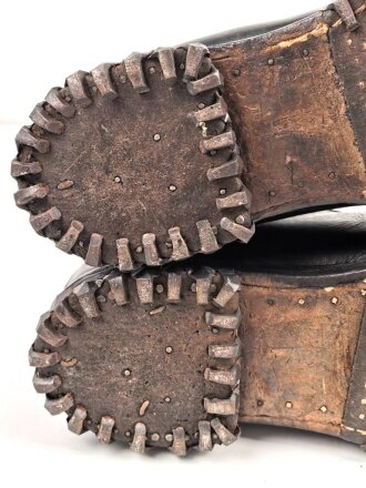 Paar Bergschuhe für Gebirgsjäger der Wehrmacht. Ungewöhnliche Ausführung, vermutlich Eigentumstücke. Getragenes Paar, Sohlenlänge knapp 30cm