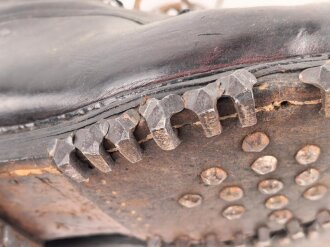 Paar Bergschuhe für Gebirgsjäger der Wehrmacht. Ungewöhnliche Ausführung, vermutlich Eigentumstücke. Getragenes Paar, Sohlenlänge knapp 30cm