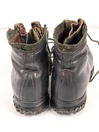 Paar Bergschuhe für Gebirgsjäger der Wehrmacht. Ungewöhnliche Ausführung, vermutlich Eigentumstücke. Getragenes Paar, Sohlenlänge knapp 30cm