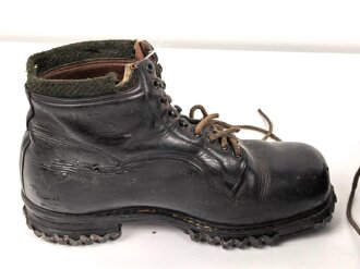 Paar Bergschuhe für Gebirgsjäger der Wehrmacht. Ungewöhnliche Ausführung, vermutlich Eigentumstücke. Getragenes Paar, Sohlenlänge knapp 30cm
