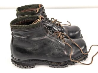 Paar Bergschuhe für Gebirgsjäger der Wehrmacht. Ungewöhnliche Ausführung, vermutlich Eigentumstücke. Getragenes Paar, Sohlenlänge knapp 30cm