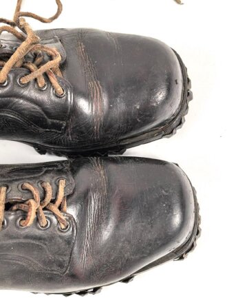 Paar Bergschuhe für Gebirgsjäger der Wehrmacht. Ungewöhnliche Ausführung, vermutlich Eigentumstücke. Getragenes Paar, Sohlenlänge knapp 30cm