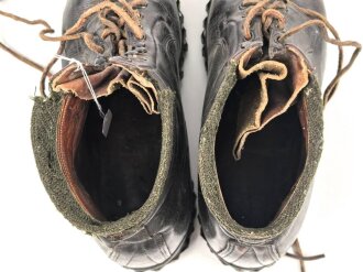 Paar Bergschuhe für Gebirgsjäger der Wehrmacht. Ungewöhnliche Ausführung, vermutlich Eigentumstücke. Getragenes Paar, Sohlenlänge knapp 30cm
