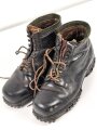 Paar Bergschuhe für Gebirgsjäger der Wehrmacht. Ungewöhnliche Ausführung, vermutlich Eigentumstücke. Getragenes Paar, Sohlenlänge knapp 30cm