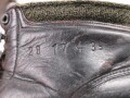 Paar Bergschuhe für Gebirgsjäger der Wehrmacht. Ungewöhnliche Ausführung, vermutlich Eigentumstücke. Getragenes Paar, Sohlenlänge knapp 30cm
