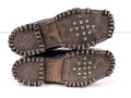 Paar Bergschuhe für Gebirgsjäger der Wehrmacht. Ungewöhnliche Ausführung, vermutlich Eigentumstücke. Getragenes Paar, Sohlenlänge knapp 30cm