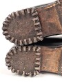 Paar Bergschuhe für Gebirgsjäger der Wehrmacht. Ungewöhnliche Ausführung, vermutlich Eigentumstücke. Getragenes Paar, Sohlenlänge knapp 30cm