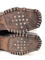 Paar Bergschuhe für Gebirgsjäger der Wehrmacht. Ungewöhnliche Ausführung, vermutlich Eigentumstücke. Getragenes Paar, Sohlenlänge knapp 30cm
