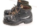 Paar Bergschuhe für Gebirgsjäger der Wehrmacht. Ungewöhnliche Ausführung, vermutlich Eigentumstücke. Getragenes Paar, Sohlenlänge knapp 30cm