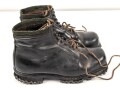 Paar Bergschuhe für Gebirgsjäger der Wehrmacht. Ungewöhnliche Ausführung, vermutlich Eigentumstücke. Getragenes Paar, Sohlenlänge knapp 30cm