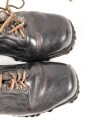 Paar Bergschuhe für Gebirgsjäger der Wehrmacht. Ungewöhnliche Ausführung, vermutlich Eigentumstücke. Getragenes Paar, Sohlenlänge knapp 30cm