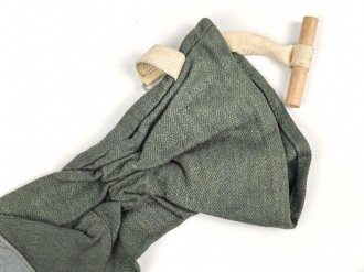 Paar Handschuhe für Gebirgsjäger der Wehrmacht . Ausführung in grünem Drillichmaterial, ungetragen