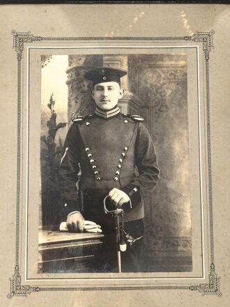 Preußen, 2. Garde Ulanen Regiment. Ulanka, Tellermütze  und gerahmtes Foto. Getragen, die Ulanka mit Flickstelle, dennoch guter Gesamtzustand, zusammengehörig