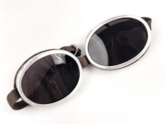 Getönte Brille mit Aluminiumrahmen, sieht man so...