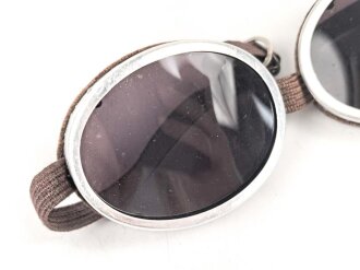 Getönte Brille mit Aluminiumrahmen, sieht man so...
