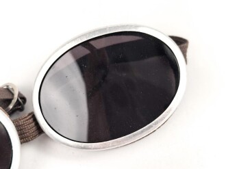 Getönte Brille mit Aluminiumrahmen, sieht man so immer wieder auf Fotos bei Angehörigen der Gebirgstruppe.