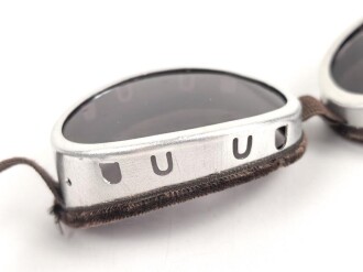 Getönte Brille mit Aluminiumrahmen, sieht man so immer wieder auf Fotos bei Angehörigen der Gebirgstruppe.