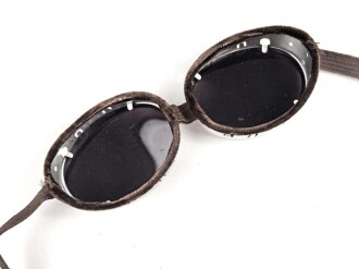 Getönte Brille mit Aluminiumrahmen, sieht man so immer wieder auf Fotos bei Angehörigen der Gebirgstruppe.