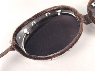 Getönte Brille mit Aluminiumrahmen, sieht man so immer wieder auf Fotos bei Angehörigen der Gebirgstruppe.