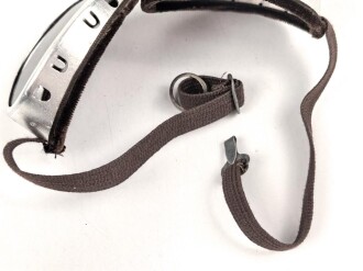 Getönte Brille mit Aluminiumrahmen, sieht man so immer wieder auf Fotos bei Angehörigen der Gebirgstruppe.