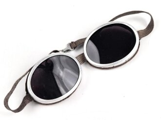 Getönte Brille mit Aluminiumrahmen, sieht man so...
