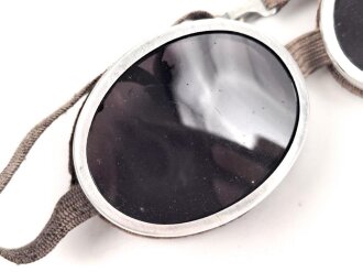 Getönte Brille mit Aluminiumrahmen, sieht man so...