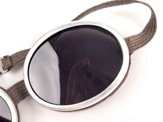 Getönte Brille mit Aluminiumrahmen, sieht man so immer wieder auf Fotos bei Angehörigen der Gebirgstruppe.