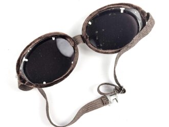 Getönte Brille mit Aluminiumrahmen, sieht man so immer wieder auf Fotos bei Angehörigen der Gebirgstruppe.