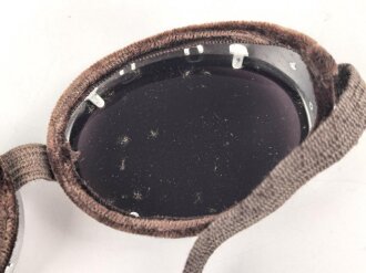 Getönte Brille mit Aluminiumrahmen, sieht man so immer wieder auf Fotos bei Angehörigen der Gebirgstruppe.