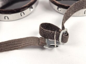 Getönte Brille mit Aluminiumrahmen, sieht man so immer wieder auf Fotos bei Angehörigen der Gebirgstruppe.