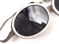 Getönte Brille mit Aluminiumrahmen, sieht man so immer wieder auf Fotos bei Angehörigen der Gebirgstruppe.