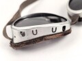 Getönte Brille mit Aluminiumrahmen, sieht man so immer wieder auf Fotos bei Angehörigen der Gebirgstruppe.