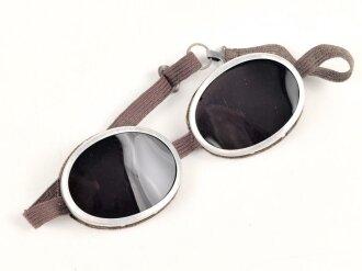 Getönte Brille mit Aluminiumrahmen, sieht man so...