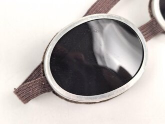 Getönte Brille mit Aluminiumrahmen, sieht man so...