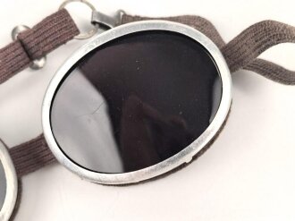 Getönte Brille mit Aluminiumrahmen, sieht man so immer wieder auf Fotos bei Angehörigen der Gebirgstruppe.