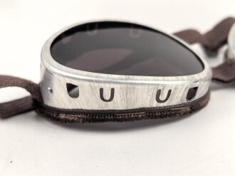 Getönte Brille mit Aluminiumrahmen, sieht man so immer wieder auf Fotos bei Angehörigen der Gebirgstruppe.