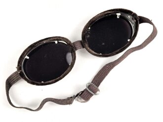 Getönte Brille mit Aluminiumrahmen, sieht man so immer wieder auf Fotos bei Angehörigen der Gebirgstruppe.